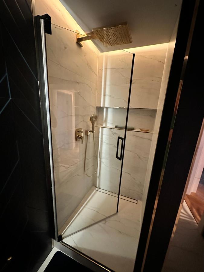 Appartamento Skyline Elegance With Free Parking Bratislava Esterno foto