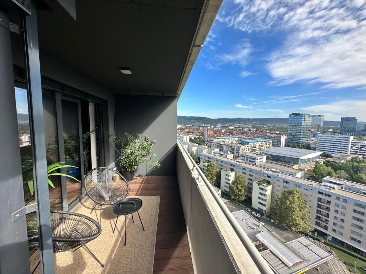 Appartamento Skyline Elegance With Free Parking Bratislava Esterno foto