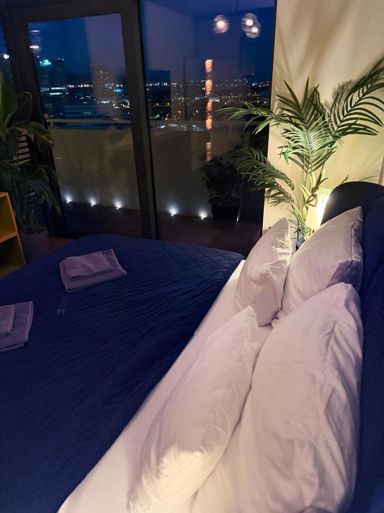 Appartamento Skyline Elegance With Free Parking Bratislava Esterno foto
